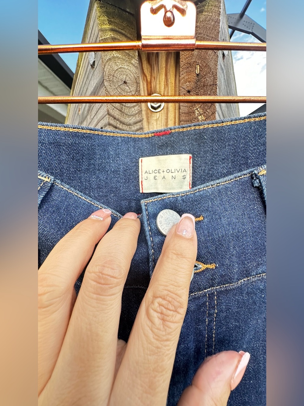 Alice + Olivia High Rise Wide Leg Seamed Bell Jeans in a dark wash S 29 - Picture 7 of 12